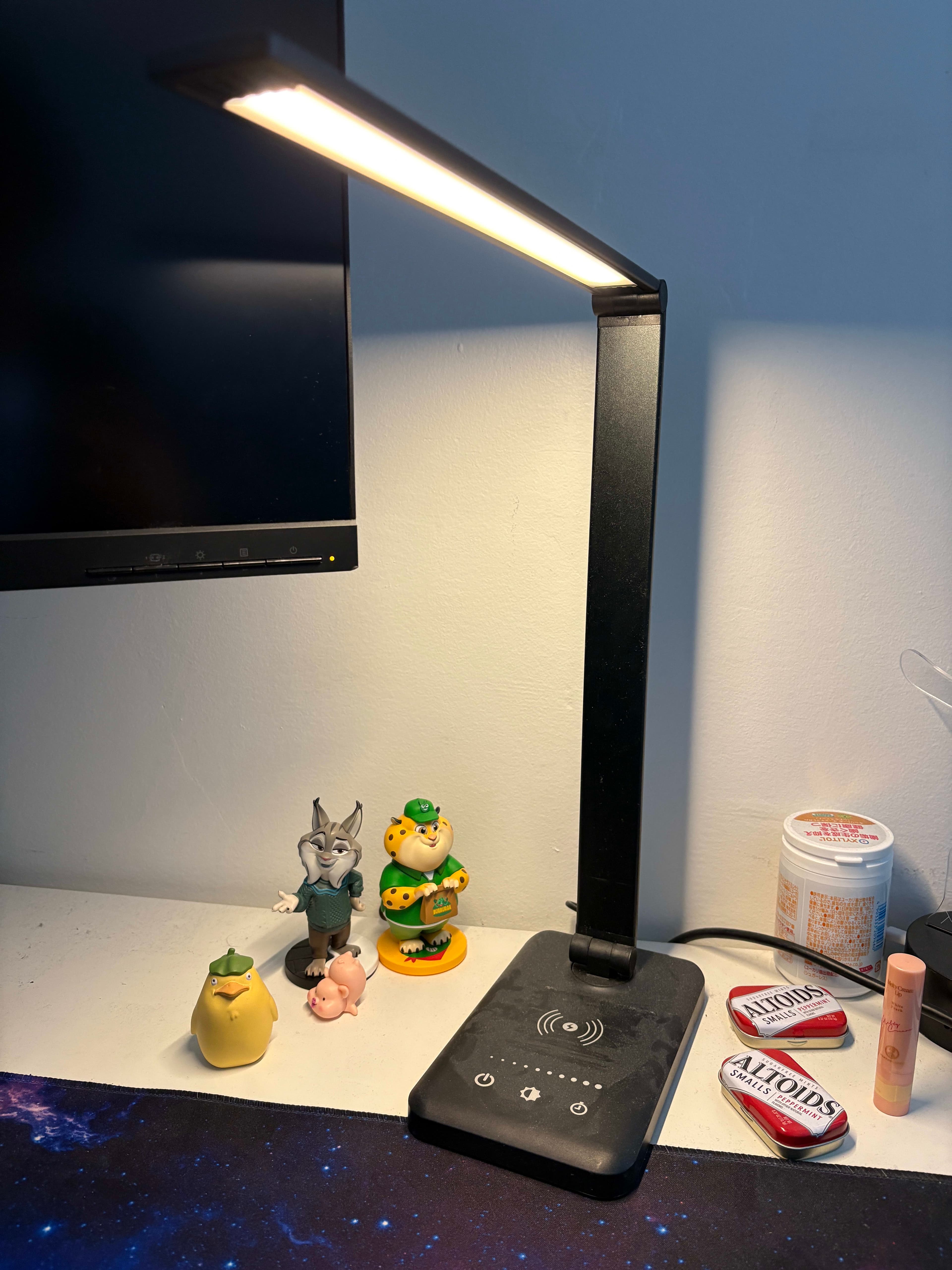 Desk lamp with wireless charging - Image 1